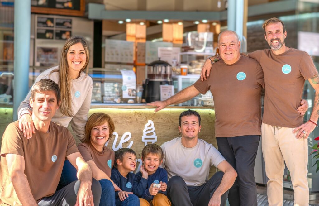 Familia Che Gelats Av Argentina en la portada del local